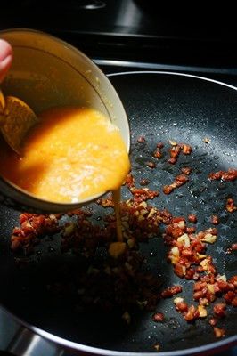 再將步驟5的蛋汁,倒入步驟3的平底鍋中,利用鍋中的餘熱,快速的將蛋汁以畫圓方式一直拌(此步驟十分重要喔!不要開火,要持續攪拌至醬汁成濃稠狀)