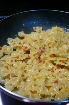 待鍋中的醬汁攪拌成濃稠狀後,再倒入燙煮好的蝴蝶麵,再開火,將麵和醬汁拌勻