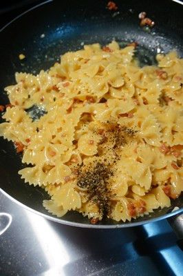 加入適量黑胡椒粒及鹽調味,即可完成