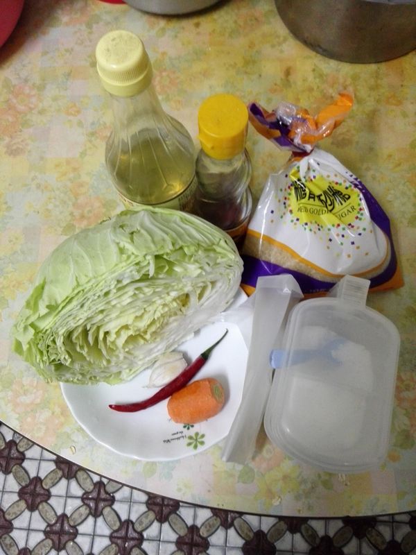 所需要準備的食材
半顆高麗菜
一個塑膠袋
一條辣椒
少許蒜頭  香油  鹽巴
白醋和糖的比例是1:1
所以我們加幾湯匙的糖
又要加幾湯匙的白醋

(如果有較愛吃酸一點可以白醋多一兩匙
依自己的喜愛決定)