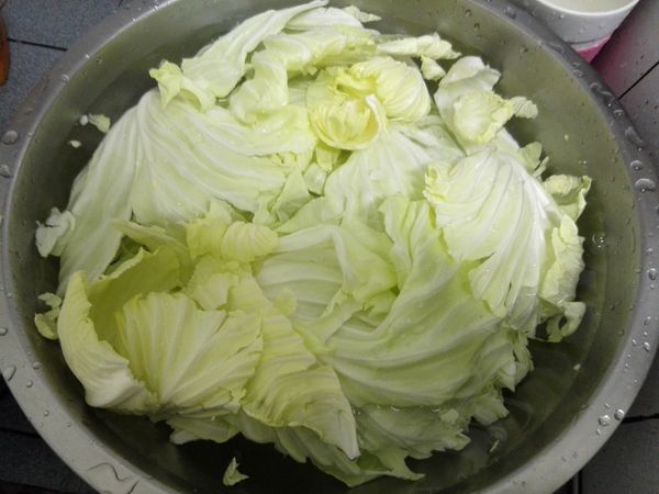 首先 我們先把高麗菜一層一層剝下來洗乾淨
因為是要生食建議可以多洗幾遍