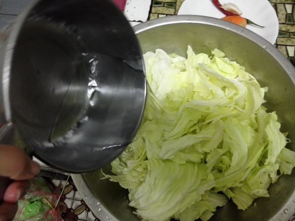 再來是倒入飲用水清洗