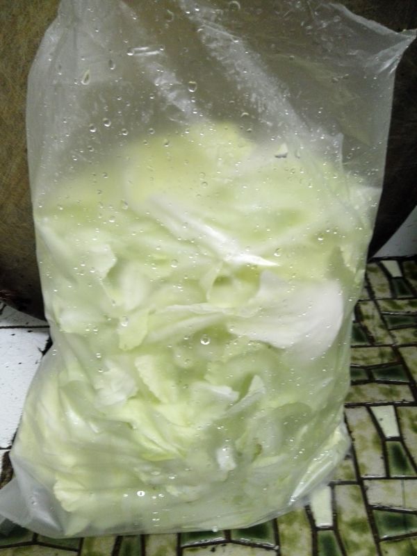 把高麗菜倒入塑膠袋