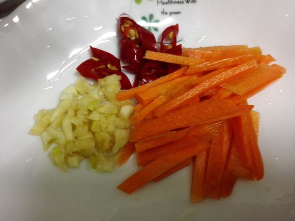 這時候我們可以把蒜頭 辣椒  胡蘿蔔 切成細小狀

(也可以加入白蘿蔔 小黃瓜)