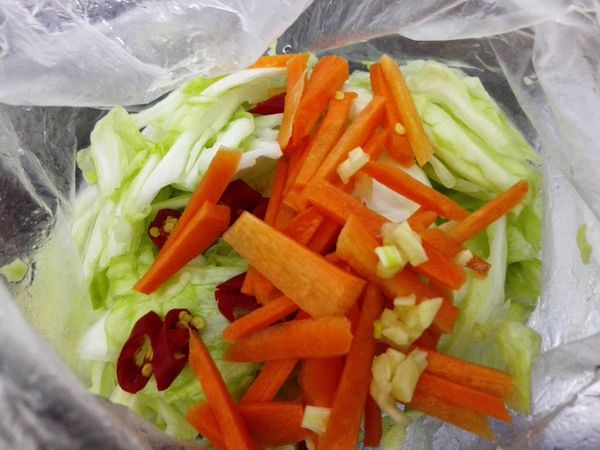 把切好的食材到入剛剛加入鹽的高麗菜