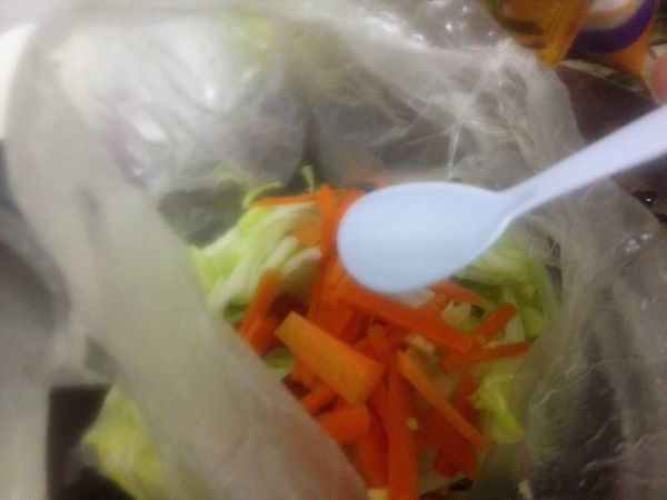 接著加入六大匙的白醋