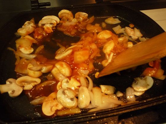 蘑菇和洋蔥切片，用蕃茄罐頭稍微炒香後丟入滾水中。