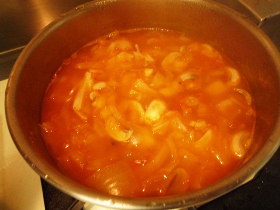 在丟入魚餃與花枝餃&amp;高麗菜，煮滾即可~