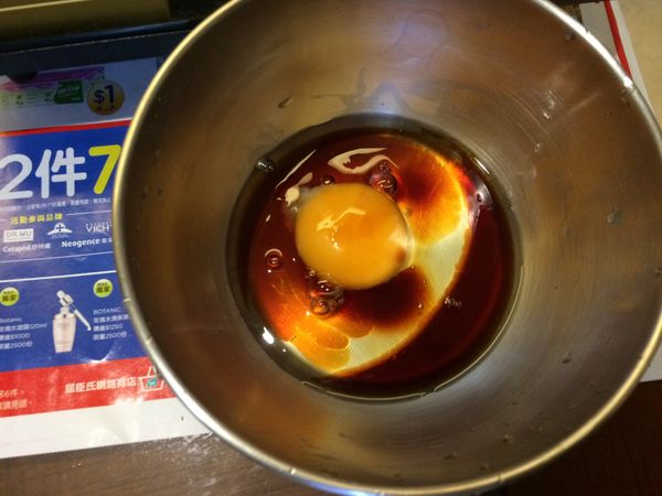 生雞蛋打在碗裡加醬油拌勻備用