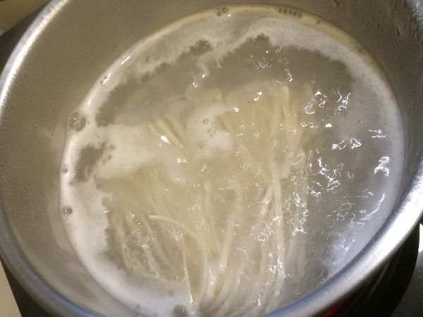 用滾水把麵燙熟，撈起的麵條立刻放進步驟一的碗裡拌勻