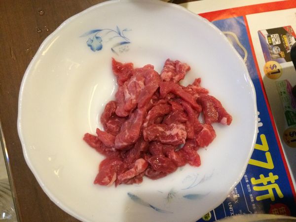 牛肉放進同一鍋水燙熟，撈起後放進碗裡