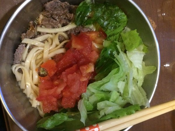把生菜撕成小片跟切好的番茄放進麵碗裏拌勻即可