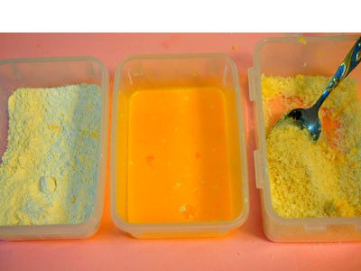 1.依序排入低筋麵粉，雞蛋液，麵包粉。