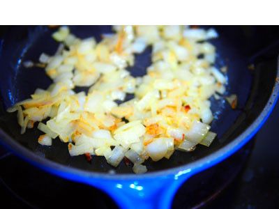 2.起鍋將切碎的洋蔥入鍋炒乾水分。