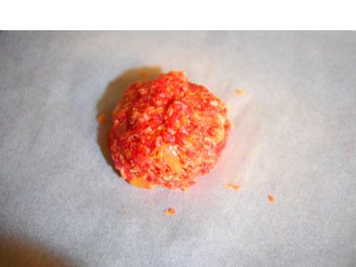 4.將材料用手或叉子攪拌均勻，手取出一球的份量，
底部放一張保鮮膜，放上肉球，再舖上一張保鮮膜。