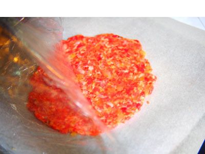 5.將肉球壓扁成肉餅，然後撕下保鮮膜。