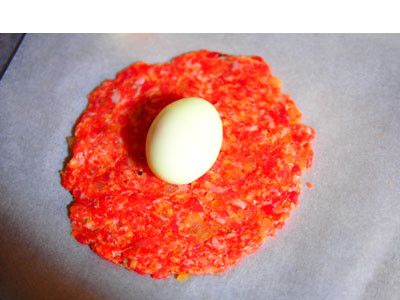 6.將煮好的雞蛋放至中間。(雞蛋滾水入，煮4分鐘，大顆一點的蛋煮4分30秒，剝殼要小心，蛋很軟)