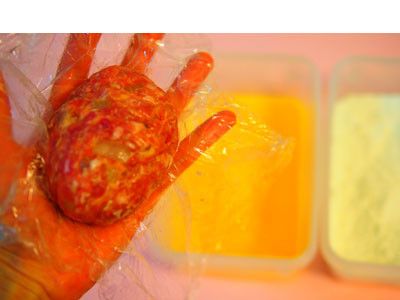 8.因為蛋黃沒有熟，這個動做要非常輕柔。捏好有點橢圓的肉蛋，先放入麵粉裡面沾一下。