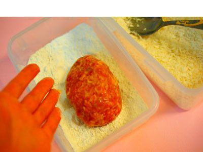 9.非常小心的放入麵粉裡面打滾。