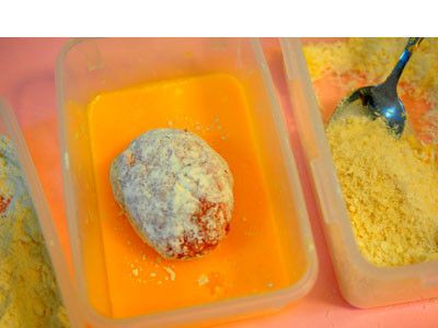 11.接著放入蛋液裡面沾滿蛋液。