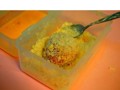 12.最後裹上一層麵包粉。可以利用湯匙把麵包粉灑再肉蛋上，接著將處理好的肉蛋放在拖盤上等著炸。