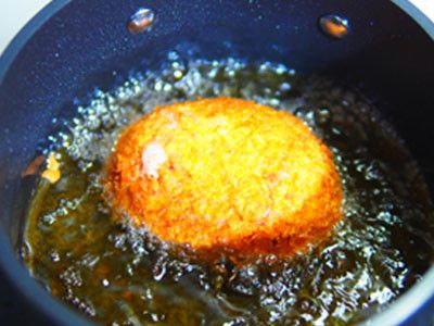 14.因為油高度不夠，所以炸的時候要稍微翻面再炸，一樣淋油再沒有炸到的地方。