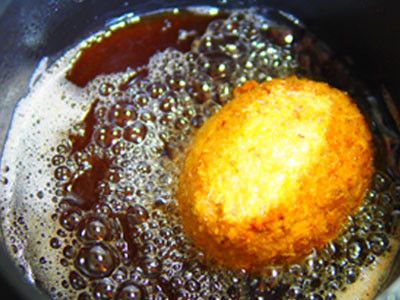 15.當快炸好的時候，肉蛋會不停冒泡，油會看很多泡泡產生，大概就是炸的差不多了。小心翼翼的將炸蛋用漏網或是大湯匙撈起。放再網上瀝乾油。