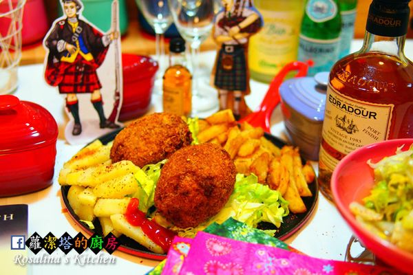 16炸好的肉蛋，放在切好的高麗菜上。不僅好看，還可以接住切開肉蛋的蛋汁，拌生菜吃，很清爽。剩下的油，可以接著炸馬鈴薯，搭配著吃。