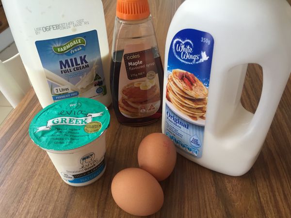 先準備好食材及平底鍋（有部分食材我沒拍出來）