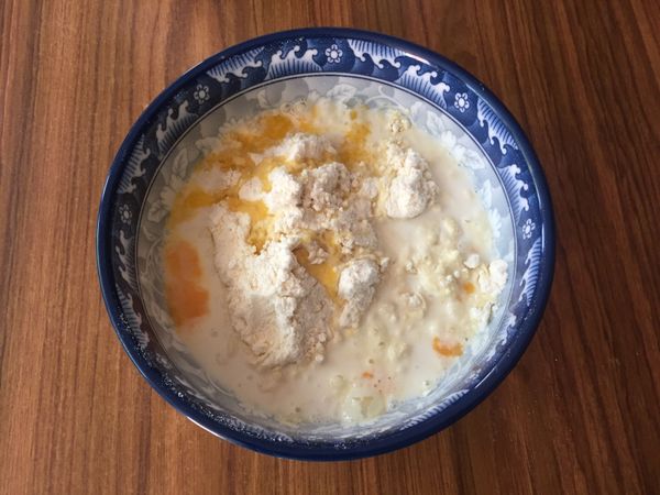 把蛋黃，溶化的奶油，優格，鬆餅粉，牛奶，鹽巴均勻攪拌在一起