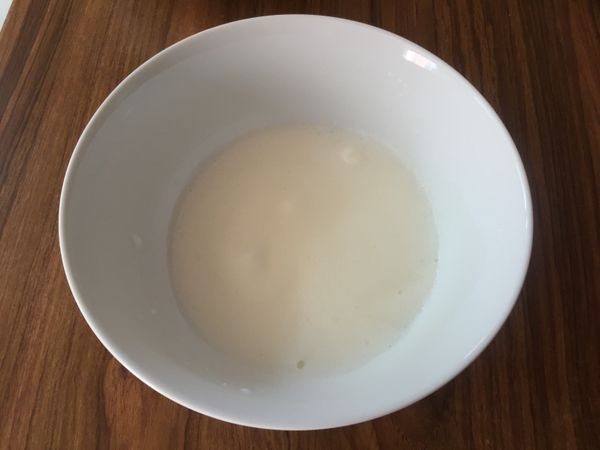 用攪拌器打起蛋白，砂糖分2次加進去（蛋白注意不要過度攪拌）