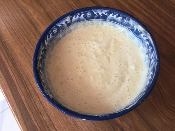 輕輕攪拌（混合了就好，避免把蛋白的泡泡都攪拌掉）