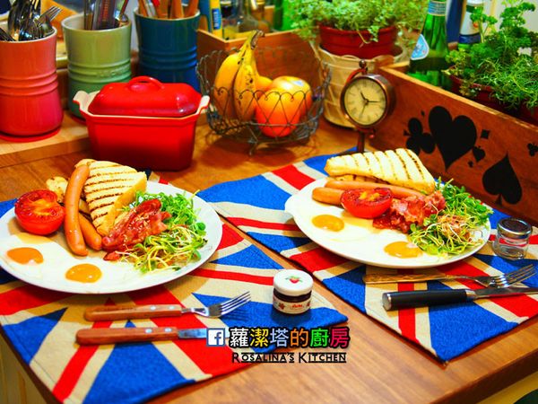 1.水煮熱狗，起一個烙紋鍋子，乾煎吐司，讓吐司兩面都煎出美美的烙紋。