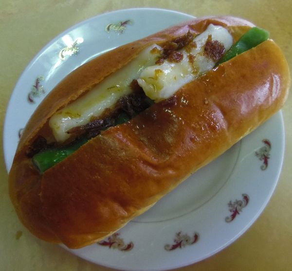 漢堡中間切開,將花枝餃、菜豆,一同放入漢堡中,最後再淋上XO醬即可