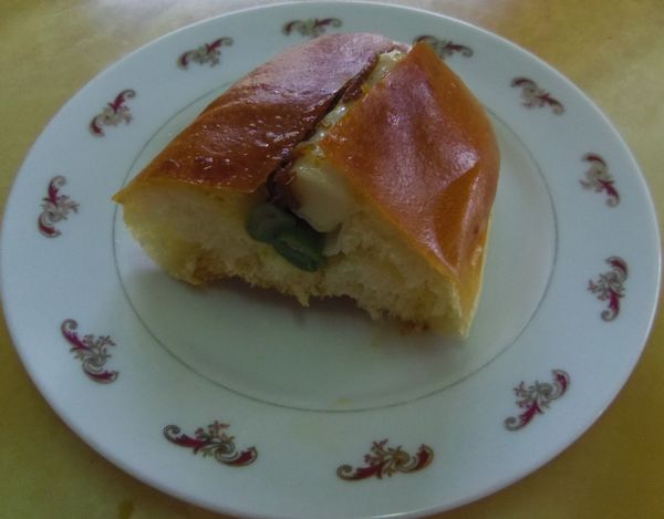 將漢堡對切,XO醬花枝堡完成了!