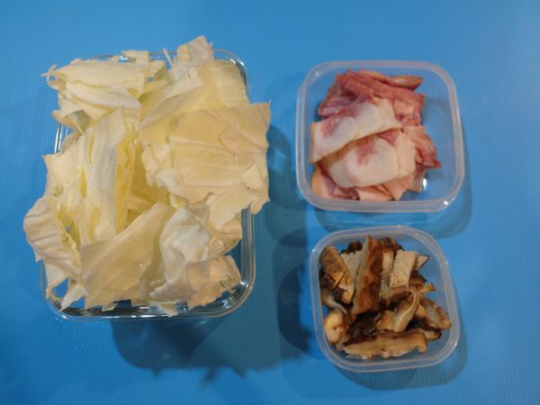 培根切約5 cm; 香菇切條狀;高麗菜切片狀