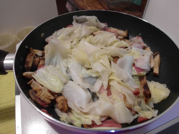 高麗菜炒軟後加入20ml醬油拌勻