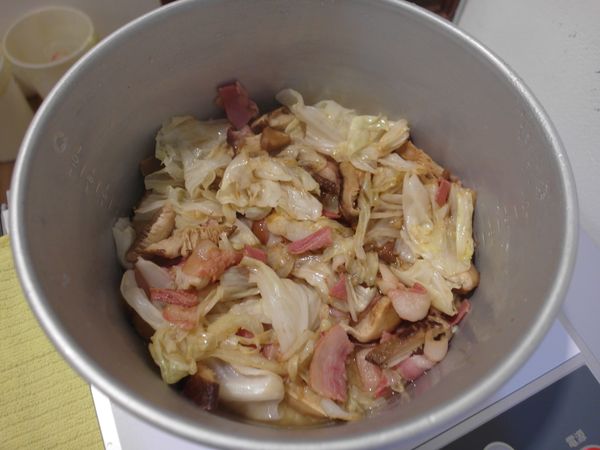 電鍋
內鍋(2杯米+1.6杯水+步驟4)
外鍋(1杯水)
時間約20分鐘電鍋跳起;再悶10分鐘