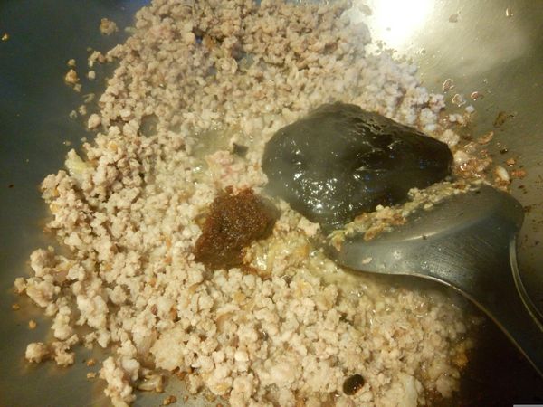 加入豬絞肉炒至肉變白，再加入糖、沙茶醬和甜麵醬，建議甜麵醬的量要慢慢加入，別一次全倒了，邊煮邊調整味道