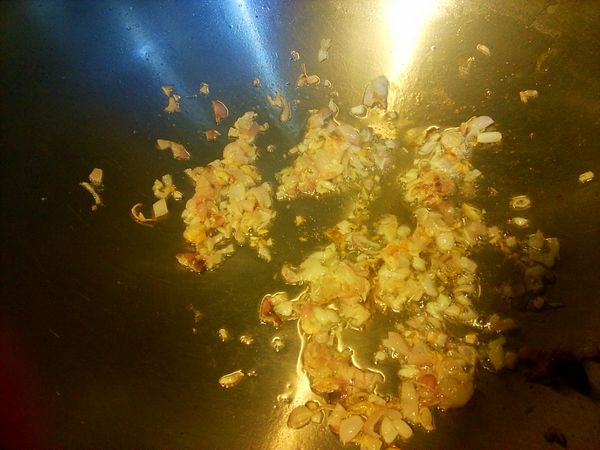 先爆香紅蔥頭至變金黃色