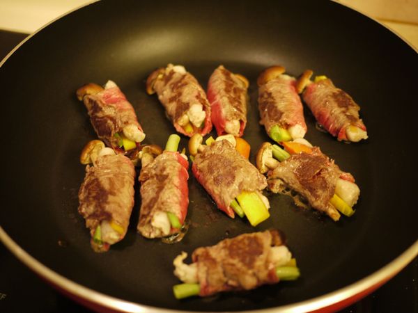 將四季豆.紅蘿蔔.黃蘿蔔切條狀並川燙至七分熟備用-->
把牛肉片攤開放上川燙好的條狀蔬菜及柳松菇,並卷起來-->鍋子起少許油將卷好的牛肉卷排好-->煎成兩面上色!