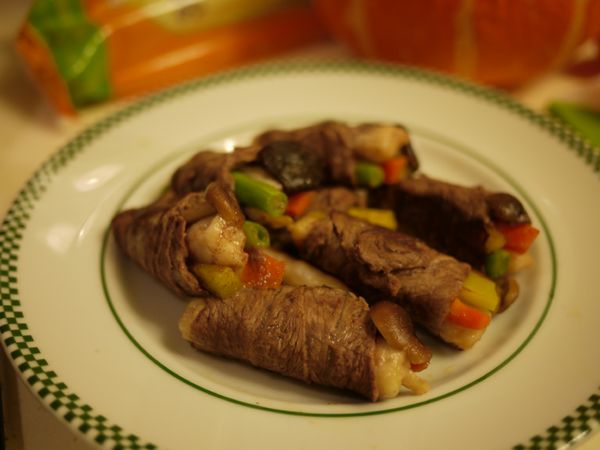 將牛肉卷起鍋盛盤排好