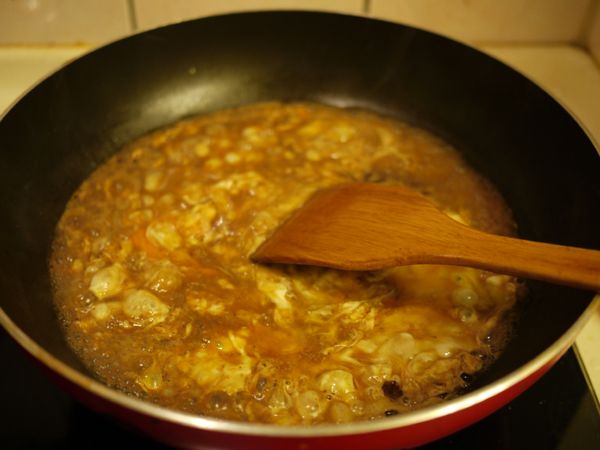 鍋子下適量水-->加少許鮮雞粉調味-->加入兩顆蛋花-->拌一下即起鍋-->淋入盛盤好的牛肉卷上-->放上蔥花即完成!