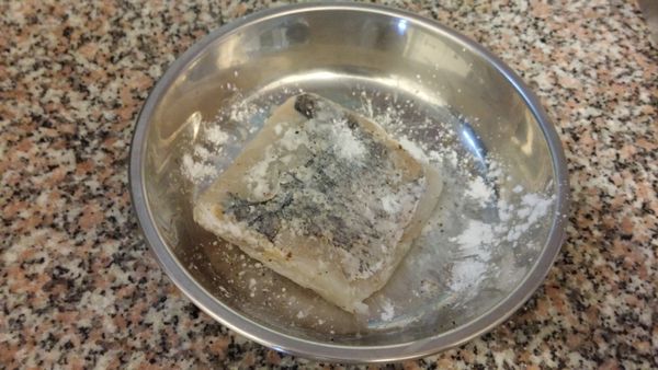 魚柳洗淨抹乾,兩面灑上鹽及黑胡椒,再兩面拍上少許粟粉或生粉~