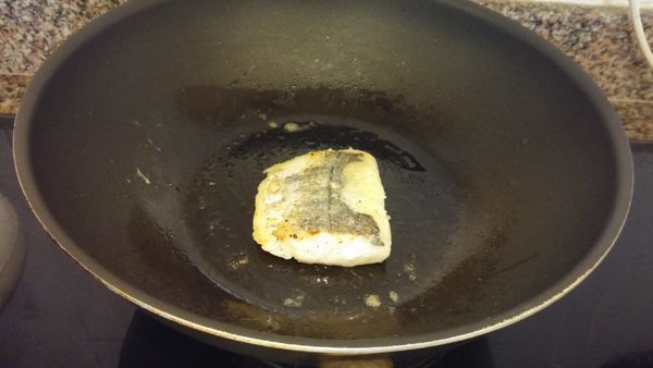 魚柳要煎到皮脆肉嫩又不散,要先煎有皮的一面,用鑊鏟輕壓定形,要中慢火煎約1分半鐘,看見魚肉下半部已轉白色熟了才反面,就會不散及脆皮,注意不能反太多次,反1-2次就好~