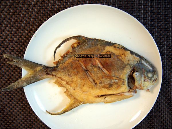 先把鯧魚兩面煎熟。