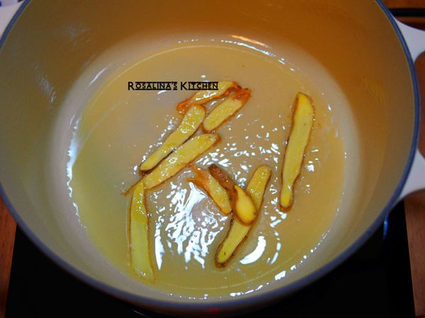 兩大匙的豬油，幾片薑片冷油煸一下薑片。
一定要用豬油喔，才會香，蔬菜油的味道會比較不一樣。