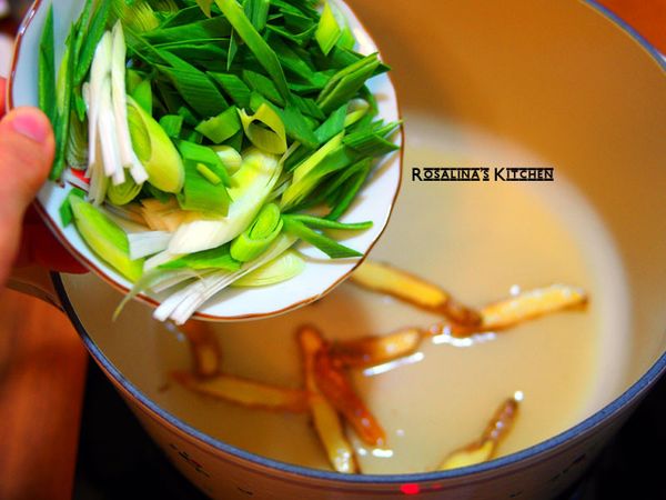 煸好薑片，就可以下蒜苗了。蒜苗只要斜切，進去拌炒一下即可。