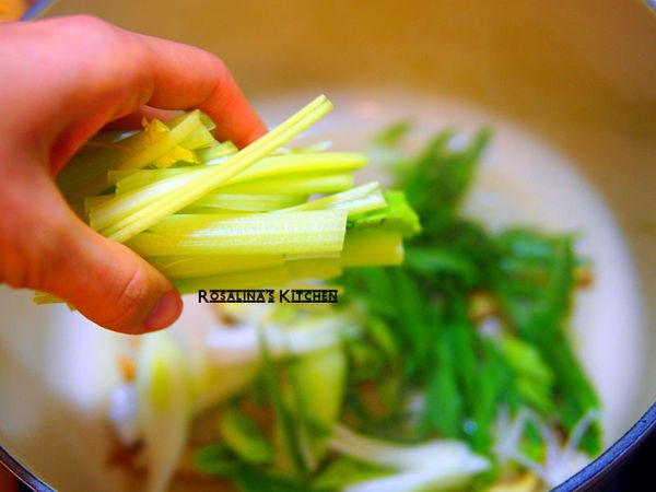 芹菜段一些進來拌炒。