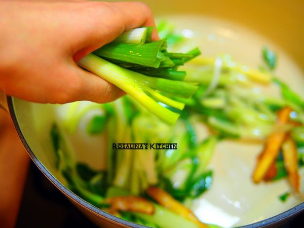 蔥段，白的部分，味道會很香喔。